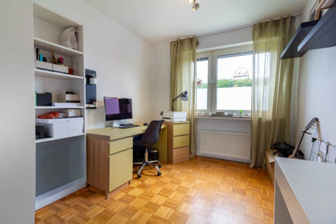 Helles Kinderzimmer mit modernen Böden und Rollläden.