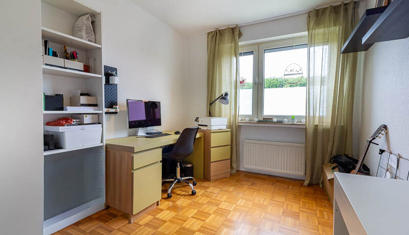 Helles Kinderzimmer mit modernen Böden und Rollläden.