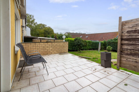 Über die Terrasse direkt in den sonnigen Garten – ideal für entspannte Stunden.
