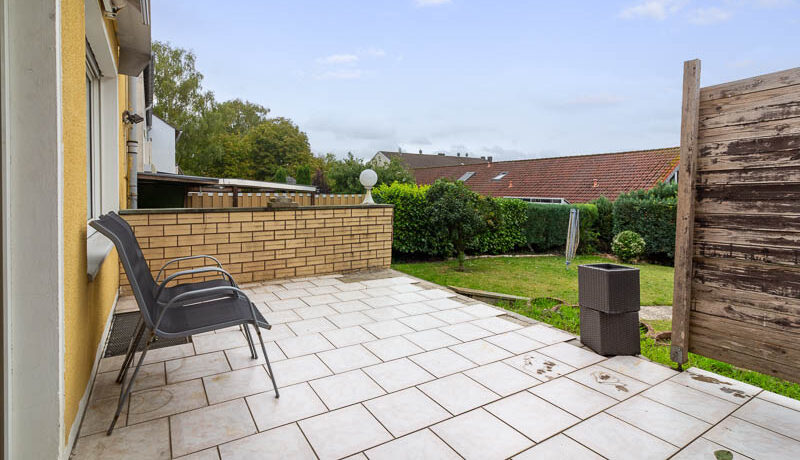 Über die Terrasse direkt in den sonnigen Garten – ideal für entspannte Stunden.