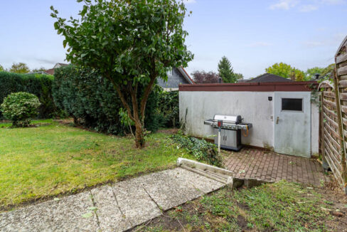 Durch Ihren Garten haben Sie einen dierketen Zugang zu Ihrer Garage.