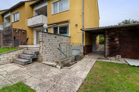 Gepflegte Rückansicht mit Terrasse und Garten – viel Platz zum Entspannen und Spielen.