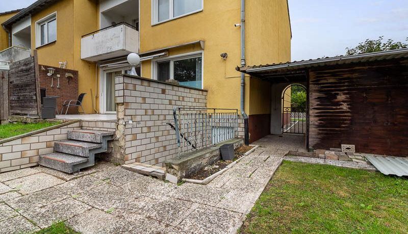 Gepflegte Rückansicht mit Terrasse und Garten – viel Platz zum Entspannen und Spielen.