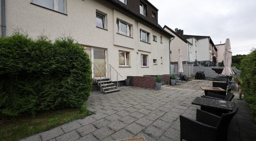Rückansicht mit Terrassen
