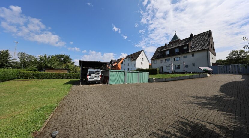 Rückansicht Garagen und Carport