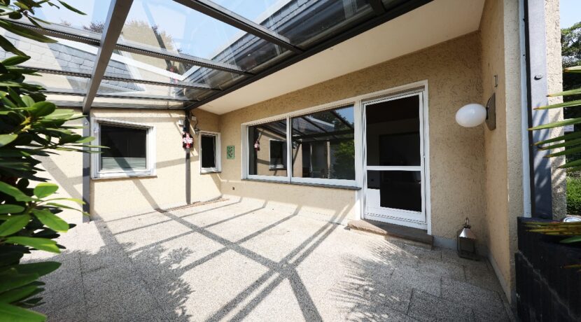 überdachte Terrasse am Wohnzimmer