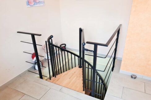 Zimmer EG mit Wendeltreppe zum UG