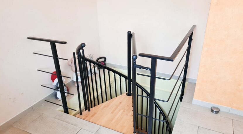Zimmer EG mit Wendeltreppe zum UG
