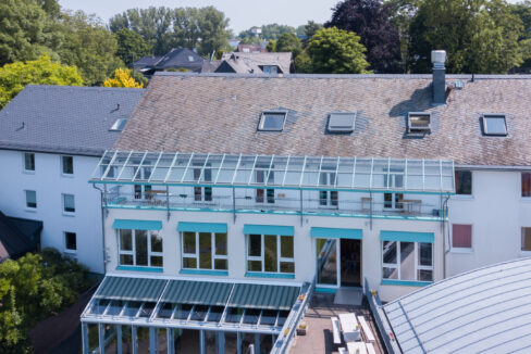 Luftaufnahme - Hauptgebäude hinten