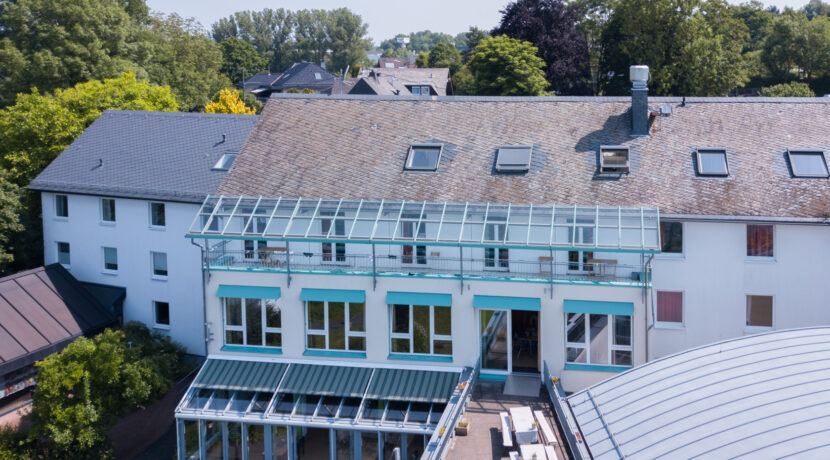 Luftaufnahme - Hauptgebäude hinten