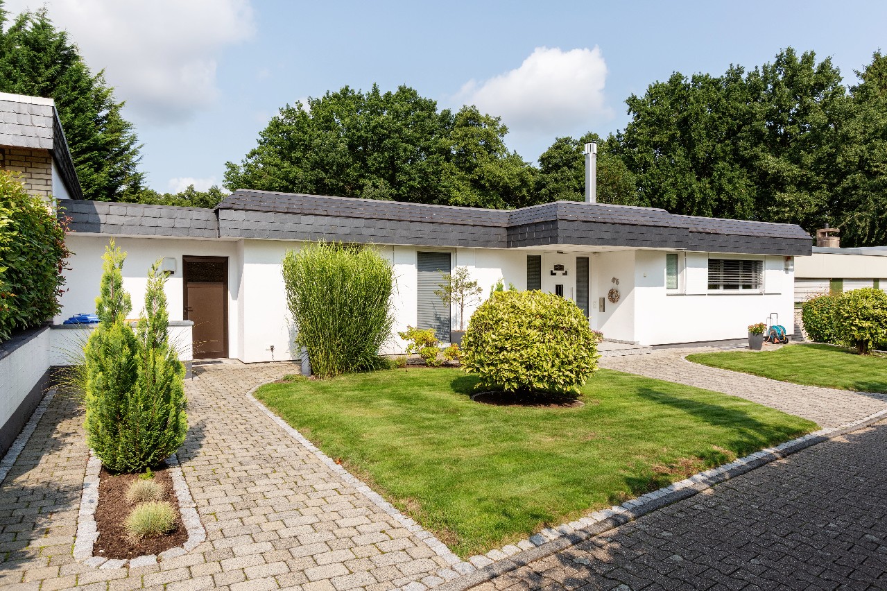 Schlebusch: Hochwertig ausgestatteter Bungalow, ca. 219 m² Wohnfläche, 2 Garagen
