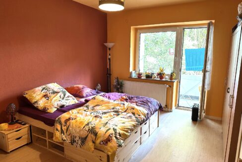 Schlafzimmer mit Balkonzugang