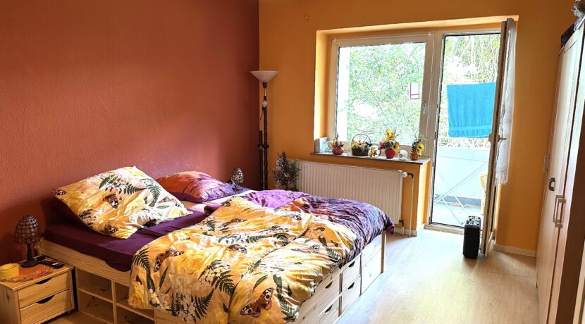 Schlafzimmer mit Balkonzugang