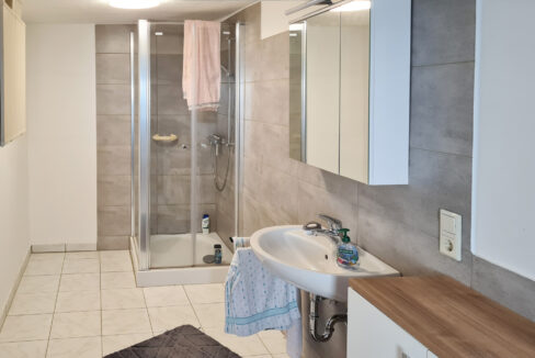 neuwertiges Duschbad EG