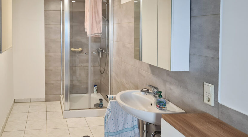 neuwertiges Duschbad EG