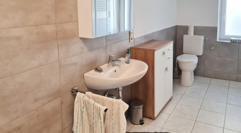 neuwertiges Duschbad EG