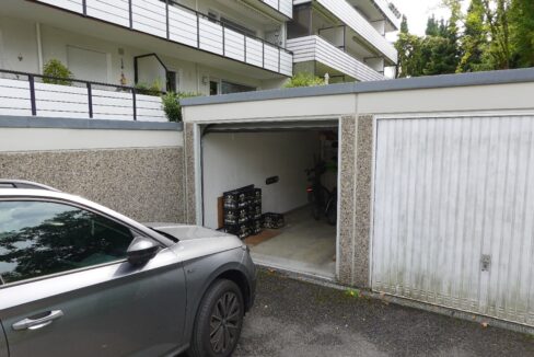Garage direkt hinter dem Haus