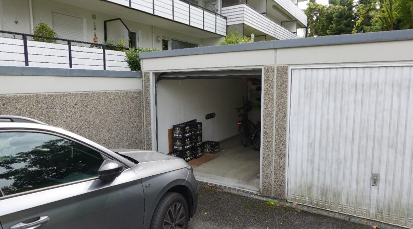 Garage direkt hinter dem Haus