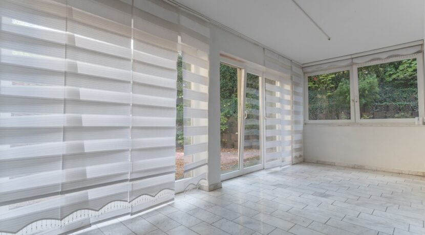 Bodentiefe Fensterfront zur Terrasse