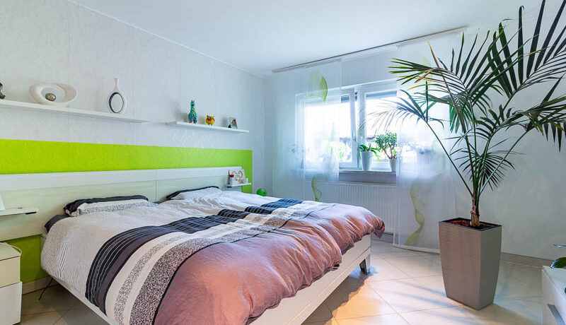 Durchdacht eingerichtet mit frischen Farbtönen – Schlafzimmer mit Charakter und Komfort.