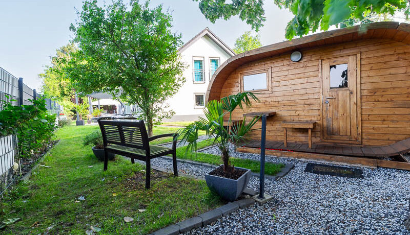 Ein Highlight im Garten: Die formschöne Außensauna bietet Wellness pur – direkt vor der Haustür.