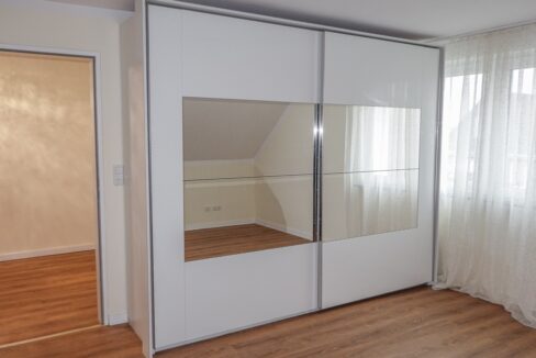 Moderner Kleiderschrank bereits vorhanden