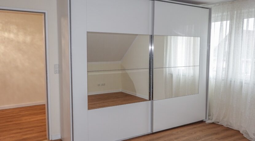 Moderner Kleiderschrank bereits vorhanden