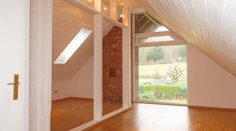...großes Giebelfenster mit Blick zum Fleyer Wald