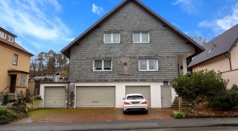 Hausfront mit Garage und Stellplatz
