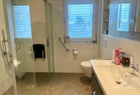 Badezimmer mit großer, ebenerdiger Dusche