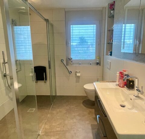 Badezimmer mit großer, ebenerdiger Dusche