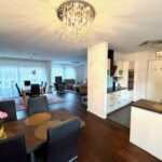 Wohn-/Essbereich mit offener Küche (mit Einbau)