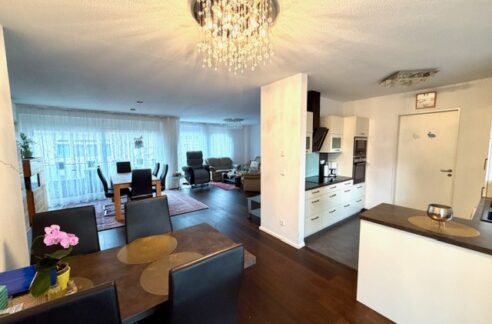 Wohn-/Essbereich mit offener Küche (mit Einbau)