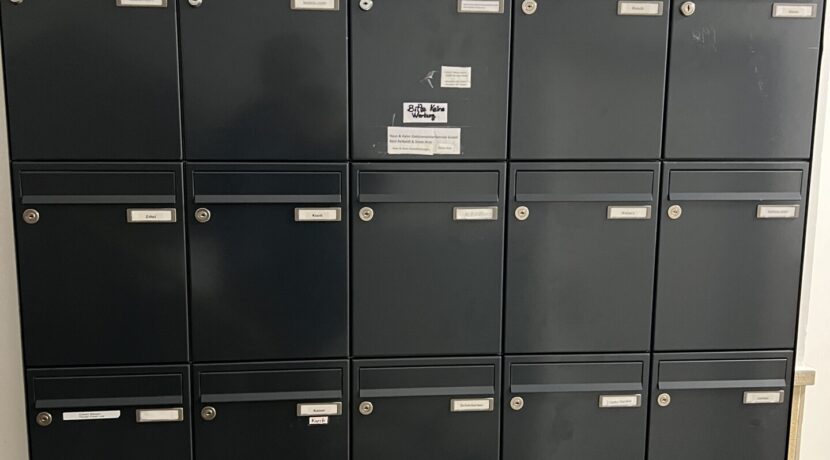 Erneuerte Briefkastenanlage