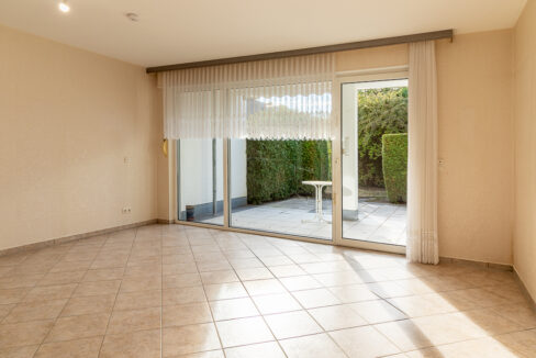 Wohnzimmer mit Blick zur Terrasse
