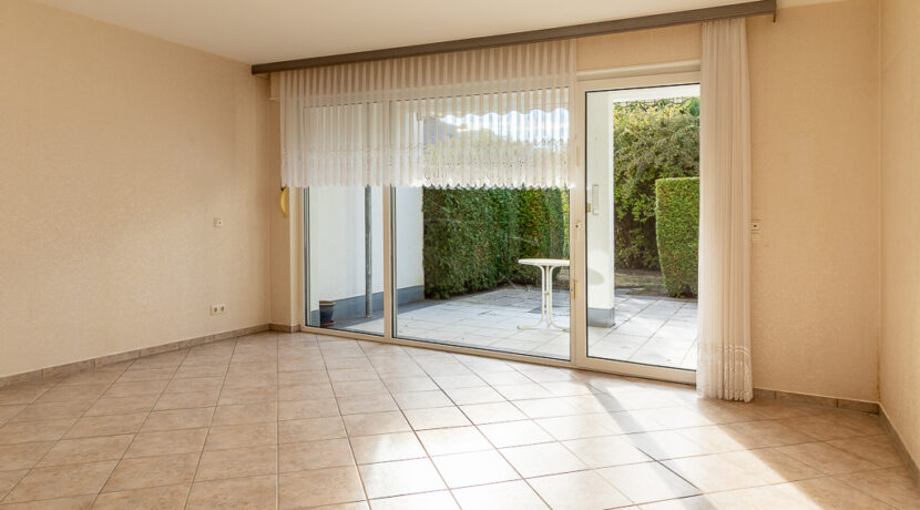 Wohnzimmer mit Blick zur Terrasse