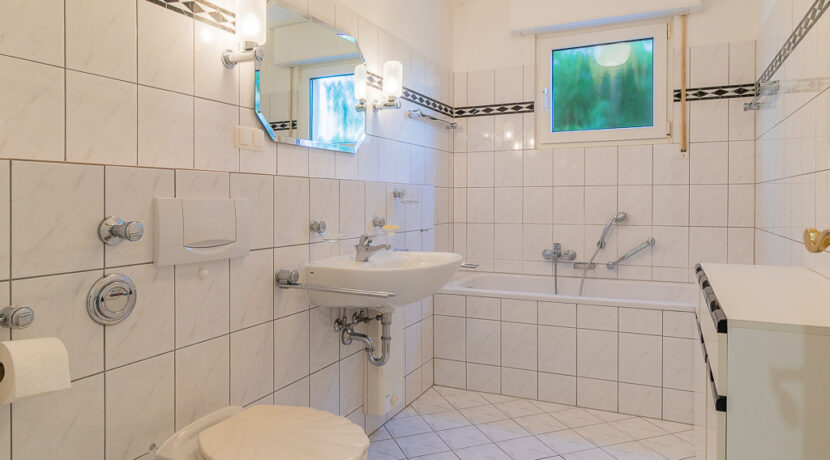 Bad mit Badewanne