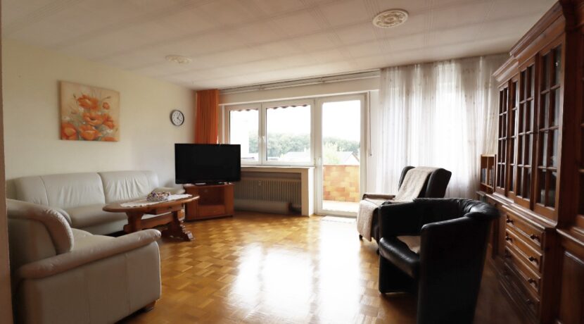Wohnraum mit Balkonzugang