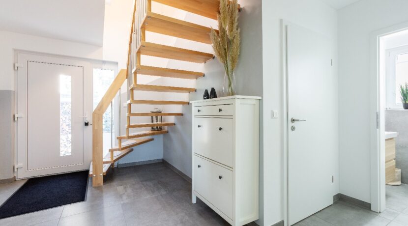 Diele mit Holztreppe