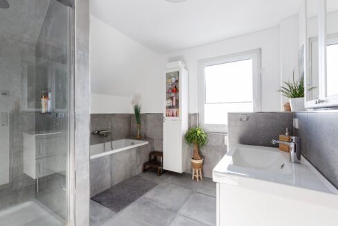 Bad mit Wanne und Dusche