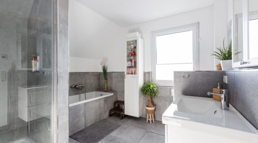 Bad mit Wanne und Dusche