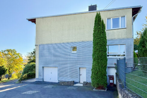 Seitenansicht mit Garage