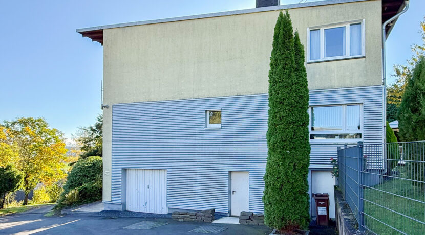 Seitenansicht mit Garage