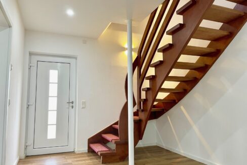 Diele mit moderner Treppe ins EG
