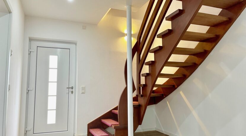 Diele mit moderner Treppe ins EG