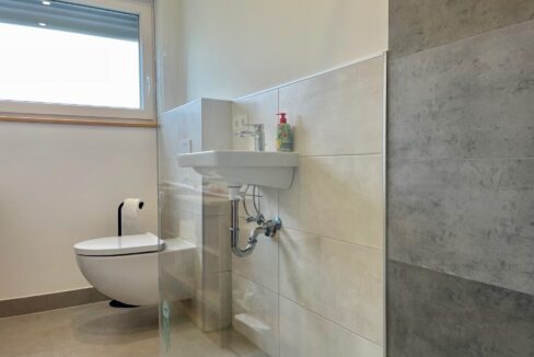 Bad mit Dusche (KG)