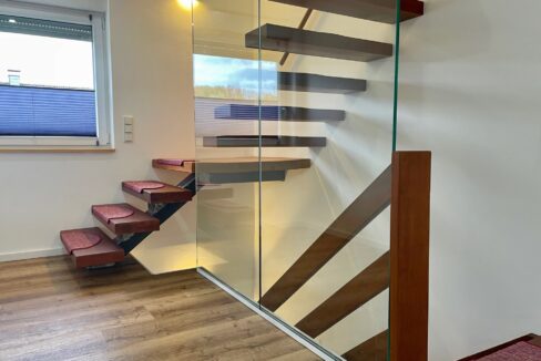 moderne Treppe vom KG bis ins DG