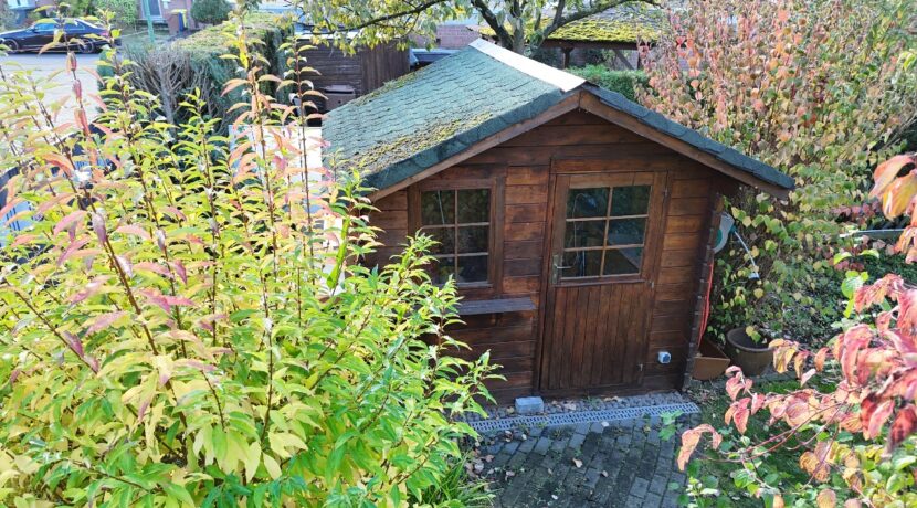 mit Gartenhaus