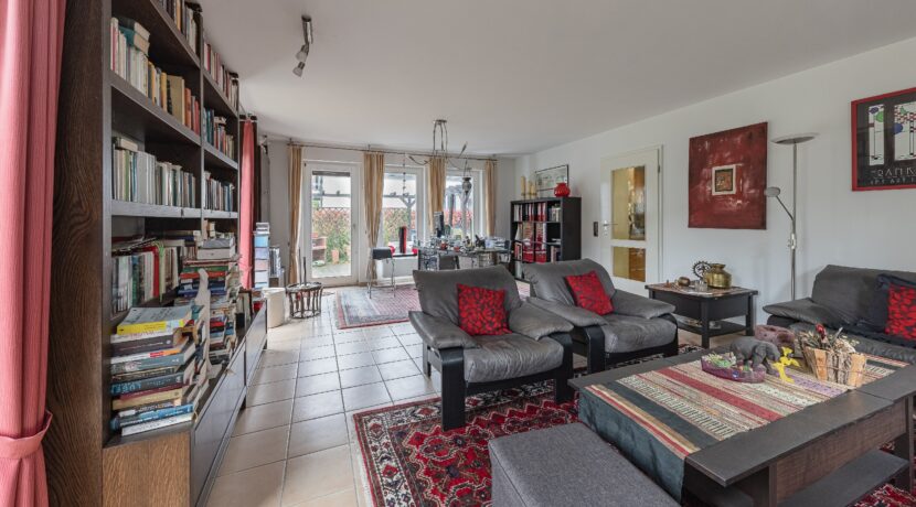großzügiges Wohnzimmer mit Terrassenzugang