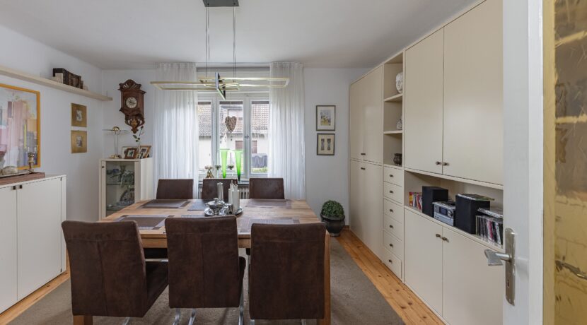 gemütliches Esszimmer mit Kamin